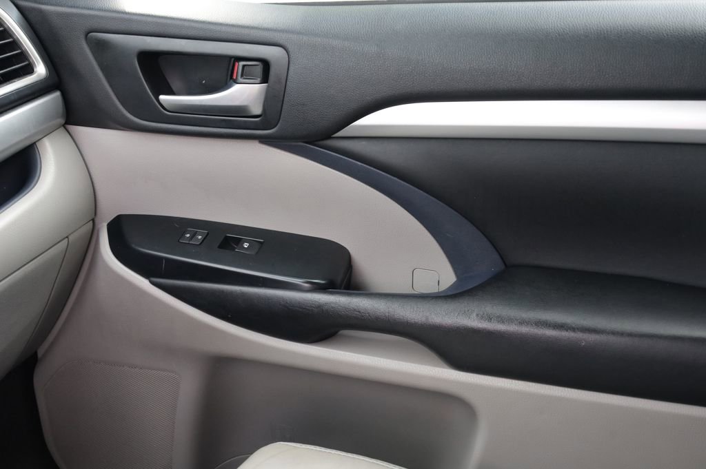 Used 2018 Toyota Highlander XLE image 13
