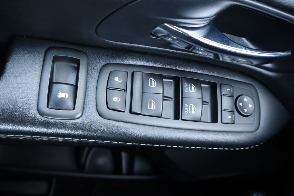 Used 2015 Chrysler Town & Country S w/ Driver Convenience Group FWD image 30