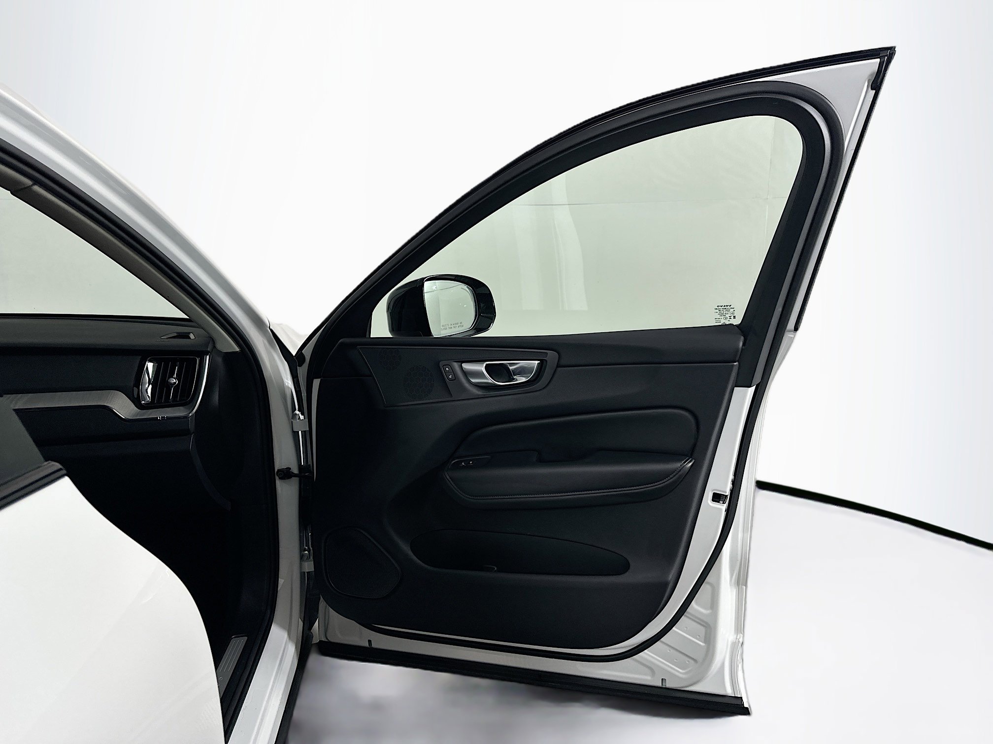 Used 2025 Volvo XC60 B5 Plus image 33