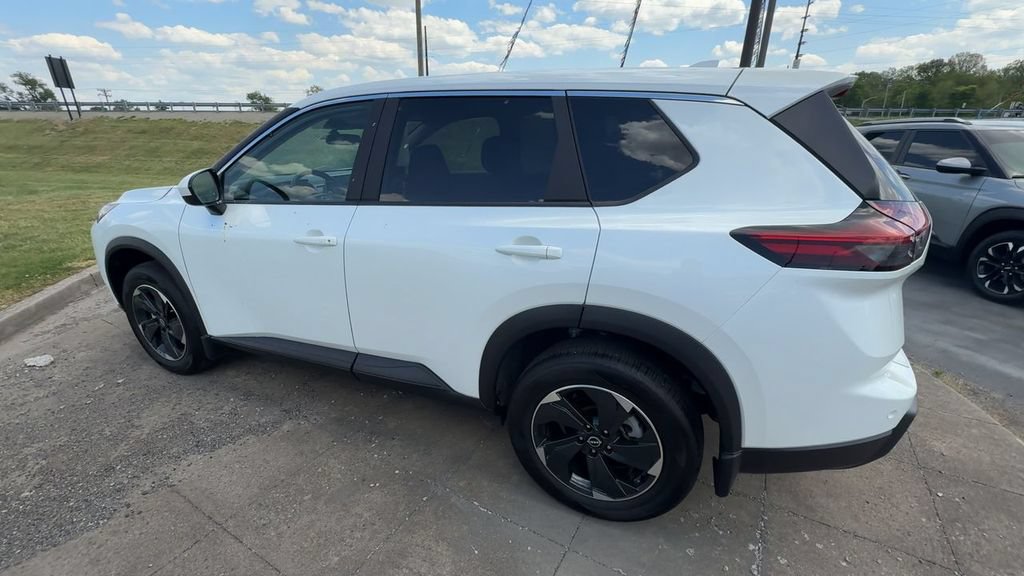 Used 2026 Nissan Rogue SV AWD/4WD image 4