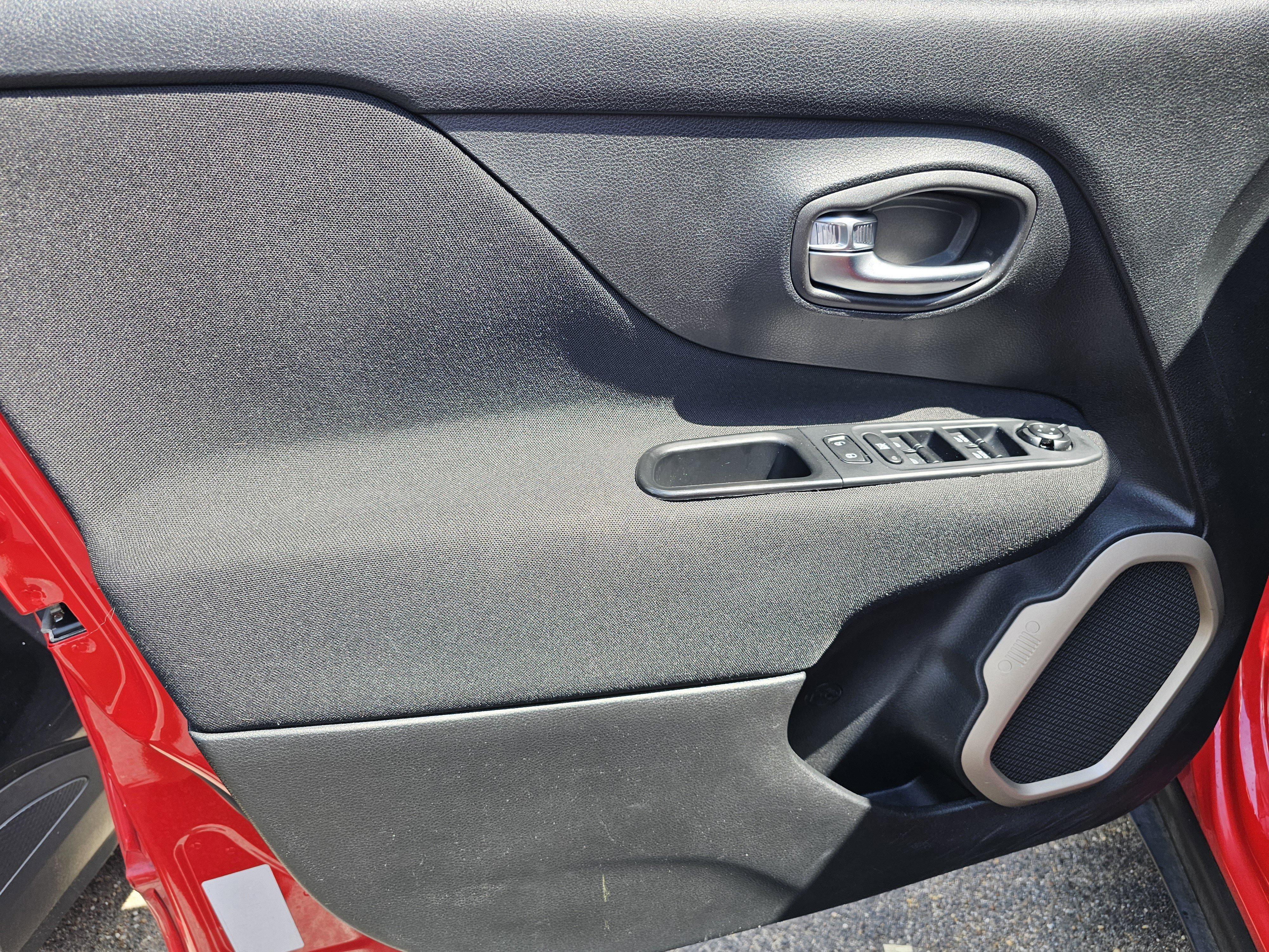 Used 2016 Jeep Renegade Latitude w/ Popular Equipment Group image 13