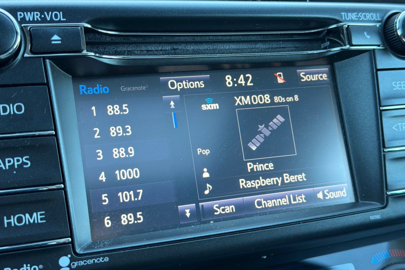 Used 2018 Toyota RAV4 XLE FWD image 17