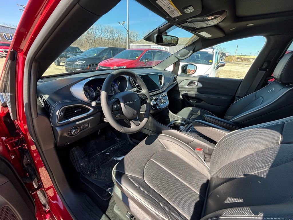 Used 2025 Chrysler Pacifica Limited w/ Trailer Tow Group image 11