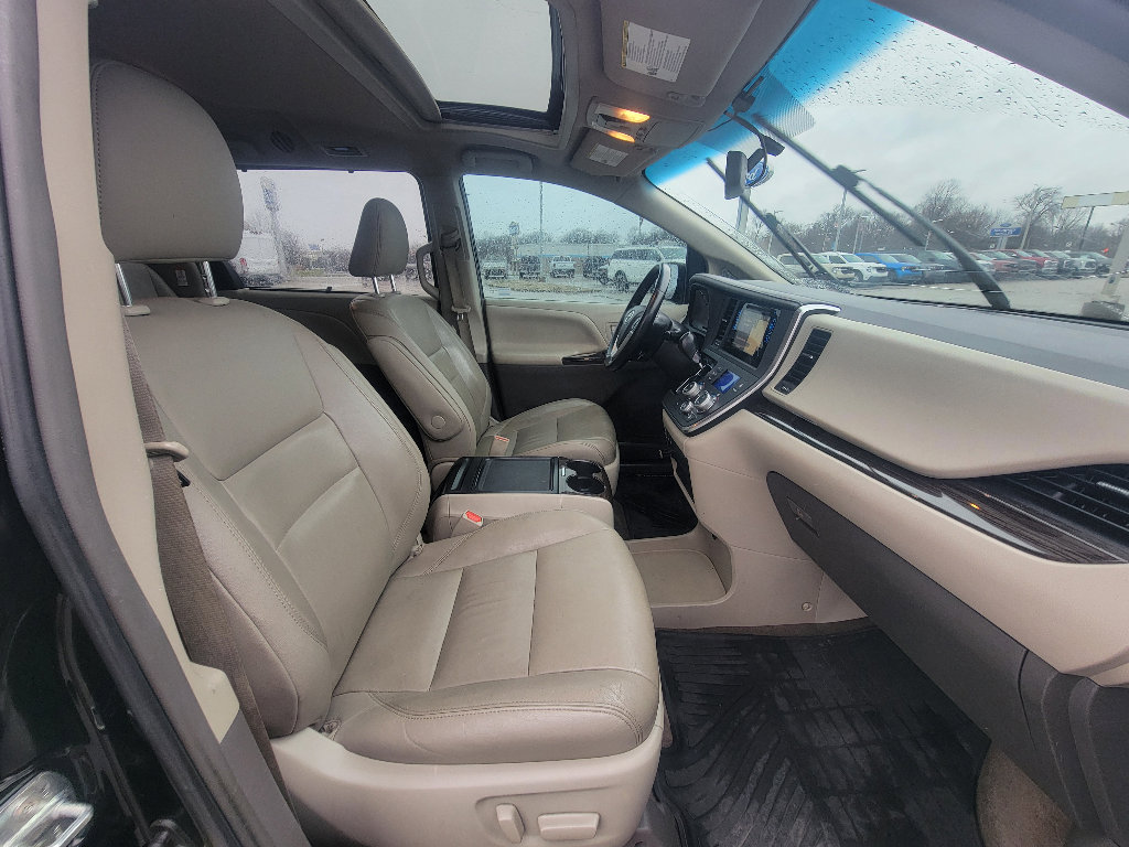 Used 2015 Toyota Sienna XLE w/ XLE Navigation Package image 36