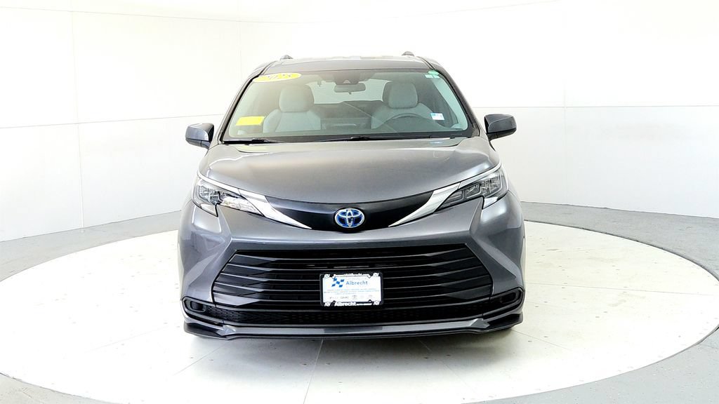 Certified 2025 Toyota Sienna LE AWD/4WD image 8