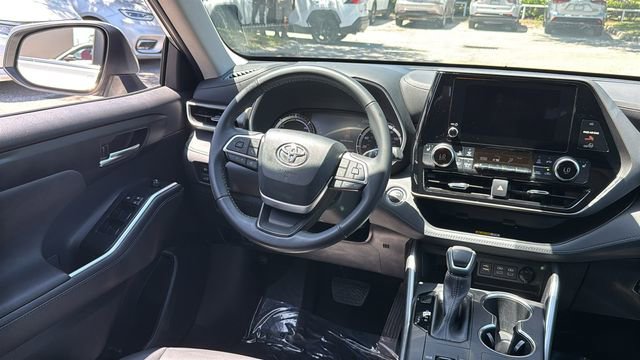 Used 2023 Toyota Highlander XLE FWD image 16
