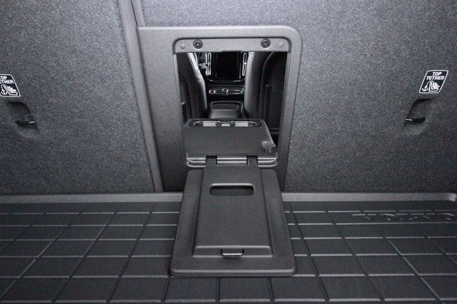 Certified 2025 Volvo XC40 B5 Core w/ Protection Package Premier image 34