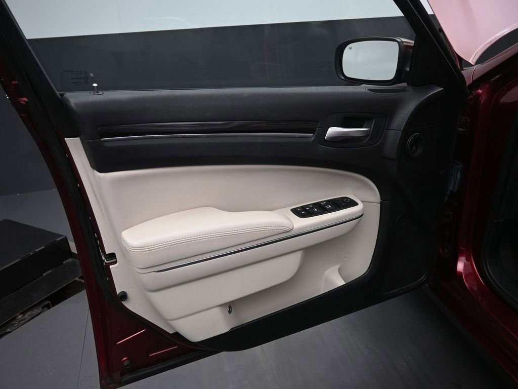 Used 2016 Chrysler 300 Limited image 12