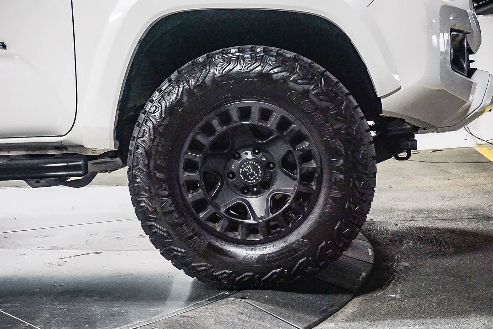 Used 2017 Toyota Tacoma TRD Sport AWD/4WD image 6
