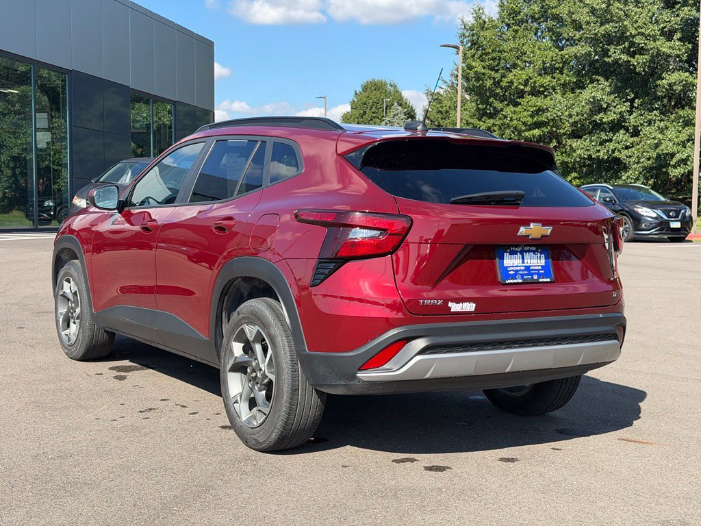 Used 2025 Chevrolet Trax LT FWD image 4