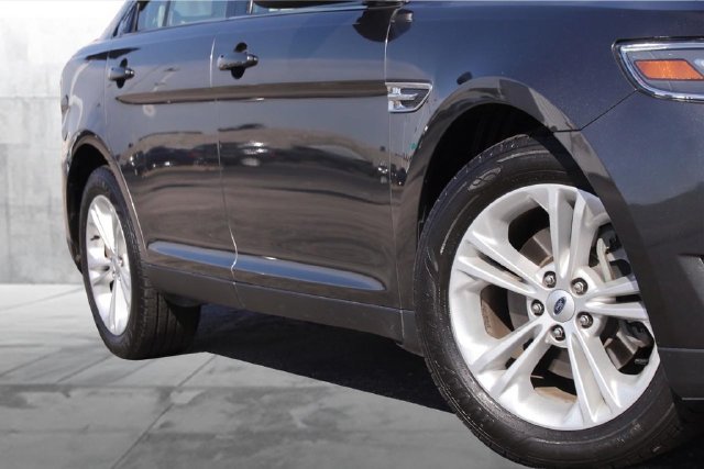 Used 2018 Ford Taurus SE FWD image 3