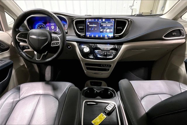 Used 2021 Chrysler Pacifica Touring-L w/ Uconnect Theater Family Group FWD image 15