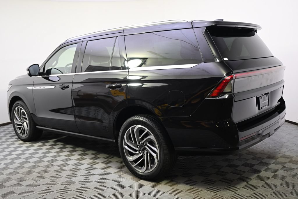 Used 2025 Lincoln Navigator Reserve AWD/4WD image 3
