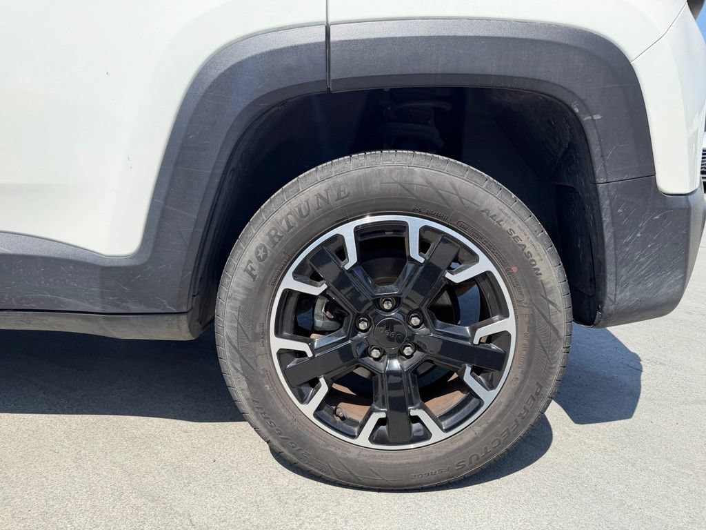 Used 2023 Jeep Renegade Trailhawk AWD/4WD image 3