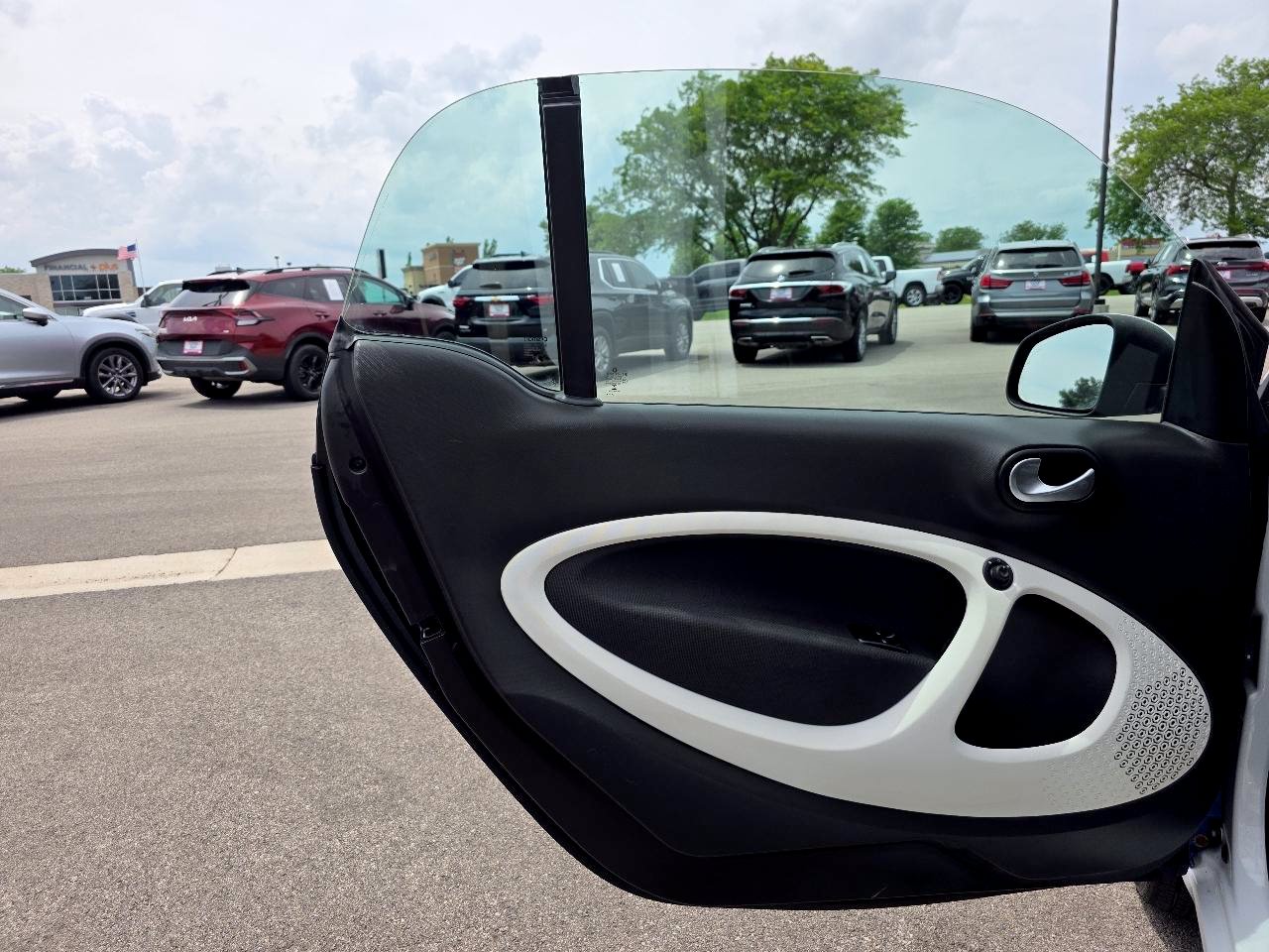 Used 2016 smart fortwo passion RWD image 2