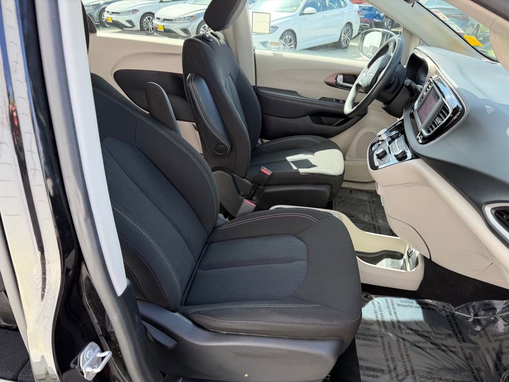 Used 2023 Chrysler Voyager LX image 19