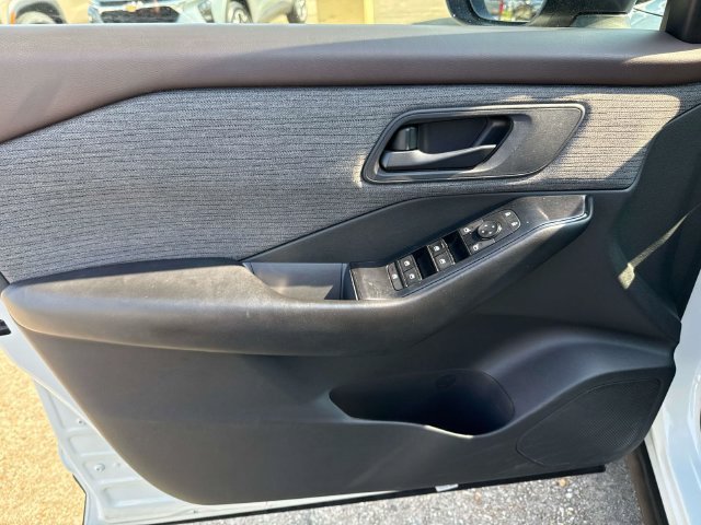 Used 2023 Nissan Rogue S AWD/4WD image 21