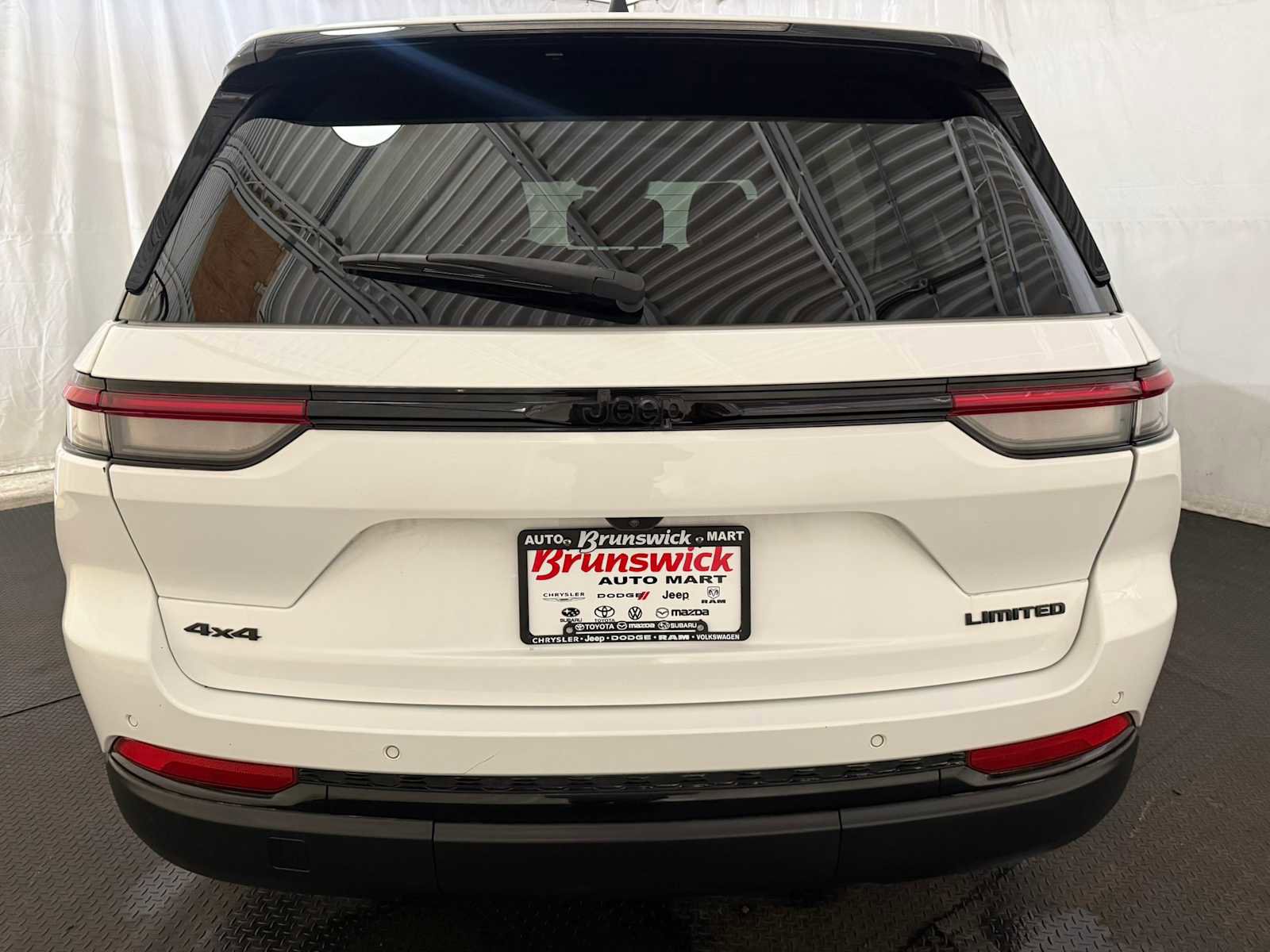 Used 2023 Jeep Grand Cherokee Limited w/ Black Appearance Package image 16