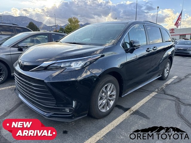 Used 2026 Toyota Sienna XLE FWD image 2