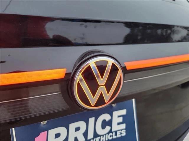 Used 2025 Volkswagen Taos SE w/ Panoramic Sunroof Package image 8