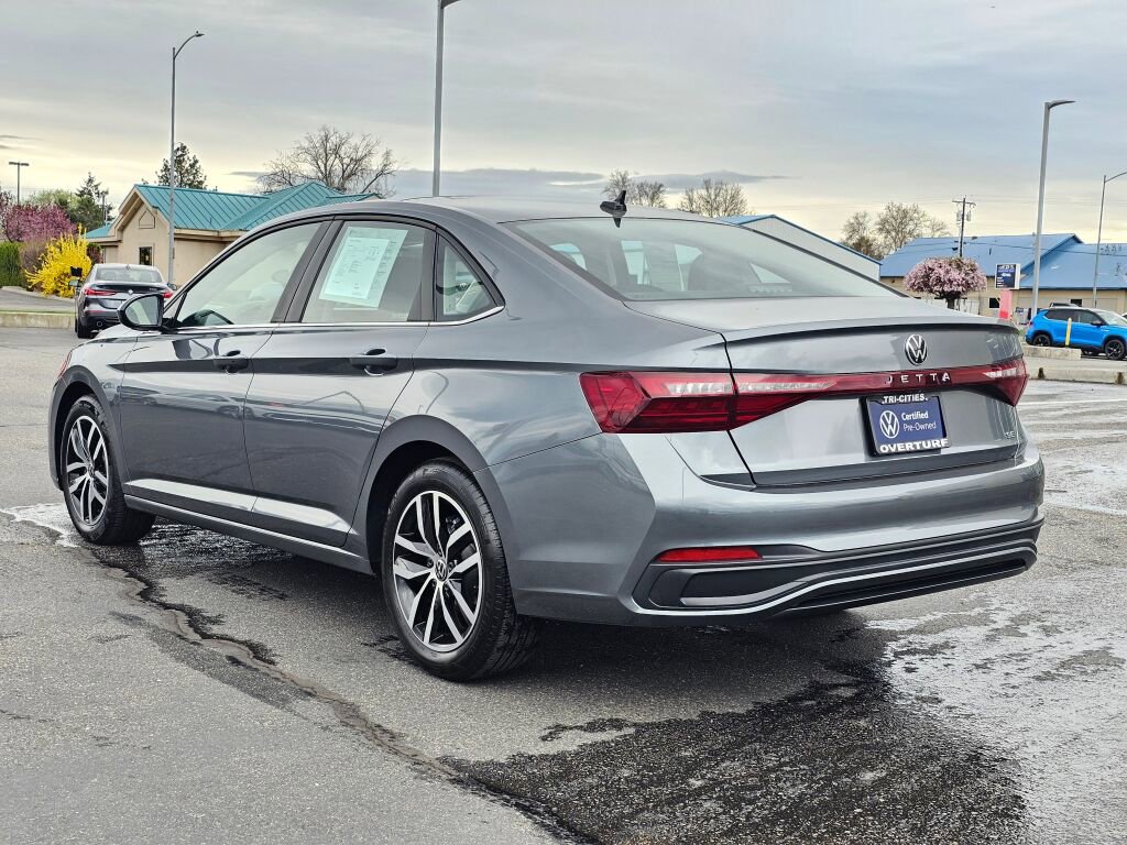 Certified 2025 Volkswagen Jetta SE w/ Sunroof Package image 4