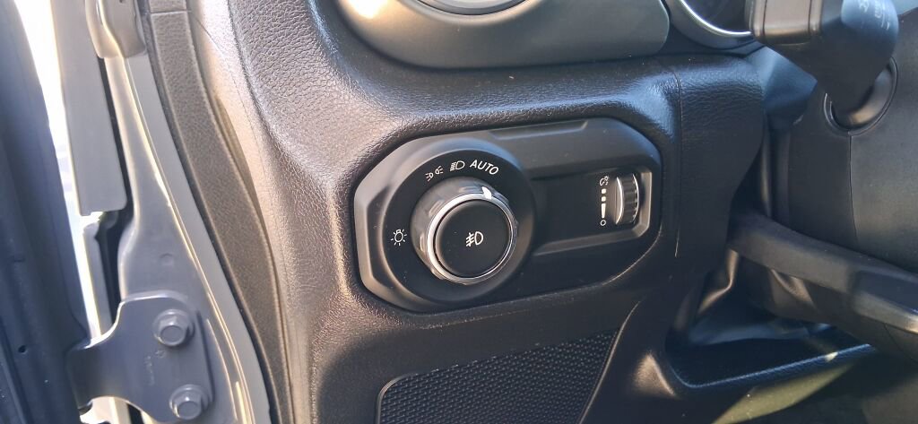 Used 2023 Jeep Wrangler Sahara w/ Cold Weather Group AWD/4WD image 28