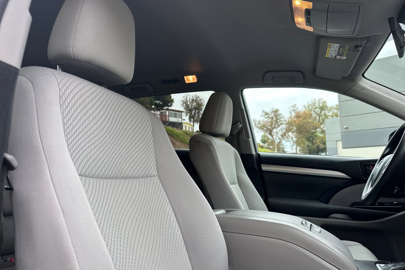 Used 2018 Toyota Highlander LE w/ Carpet Mat Package (TMS) AWD/4WD image 19
