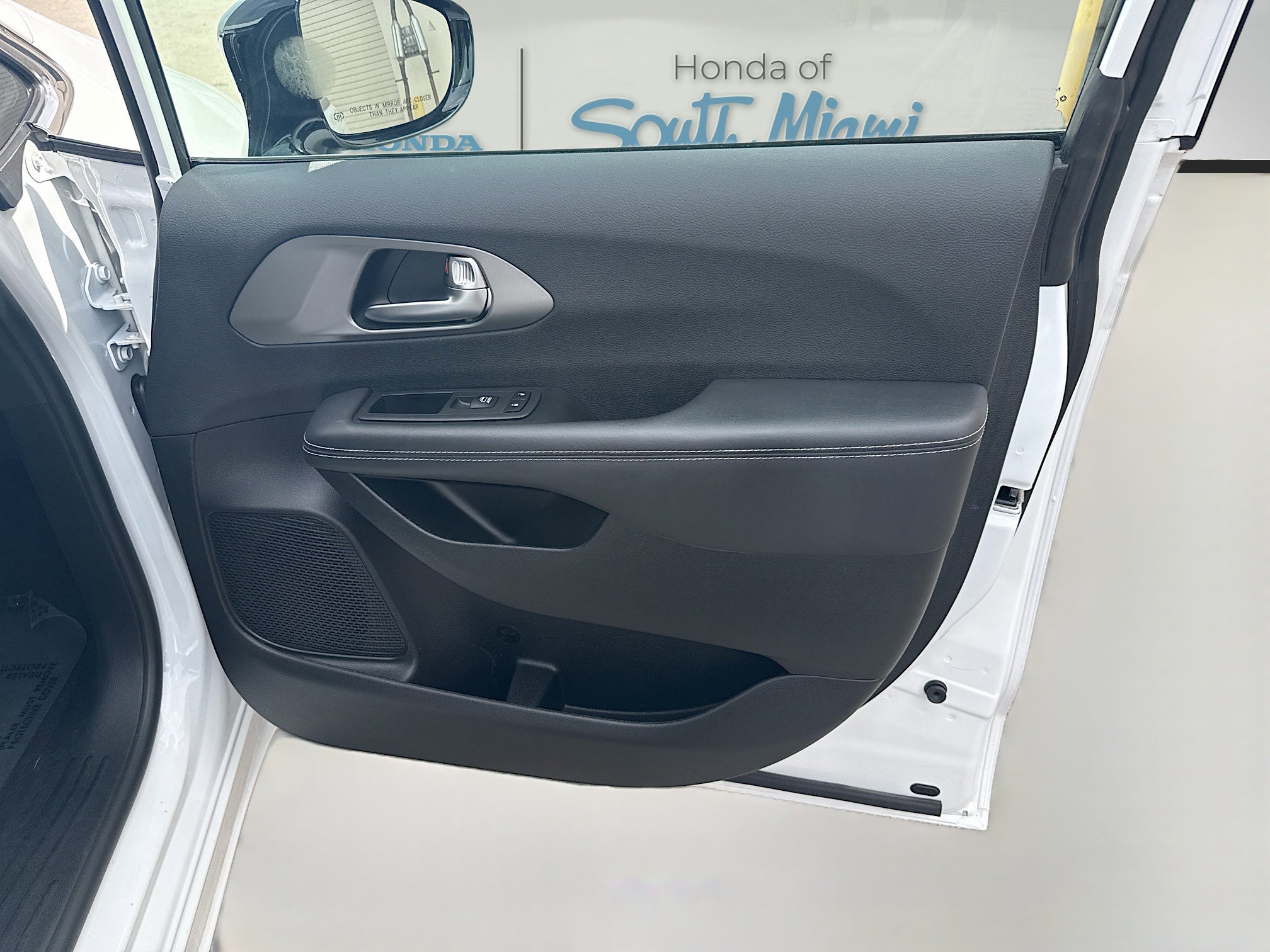 Used 2025 Chrysler Pacifica Select FWD image 32