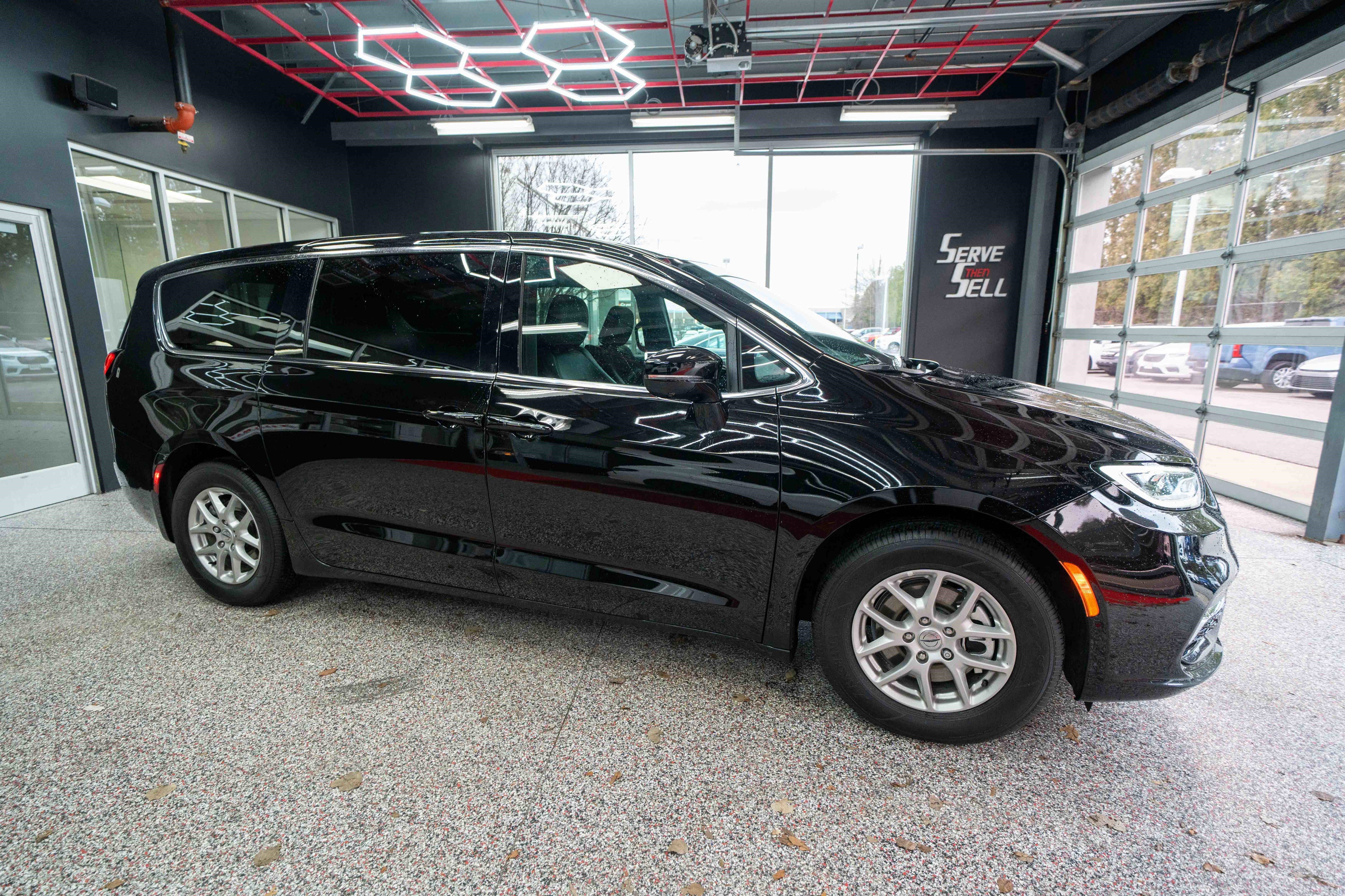 Used 2025 Chrysler Pacifica Select image 5