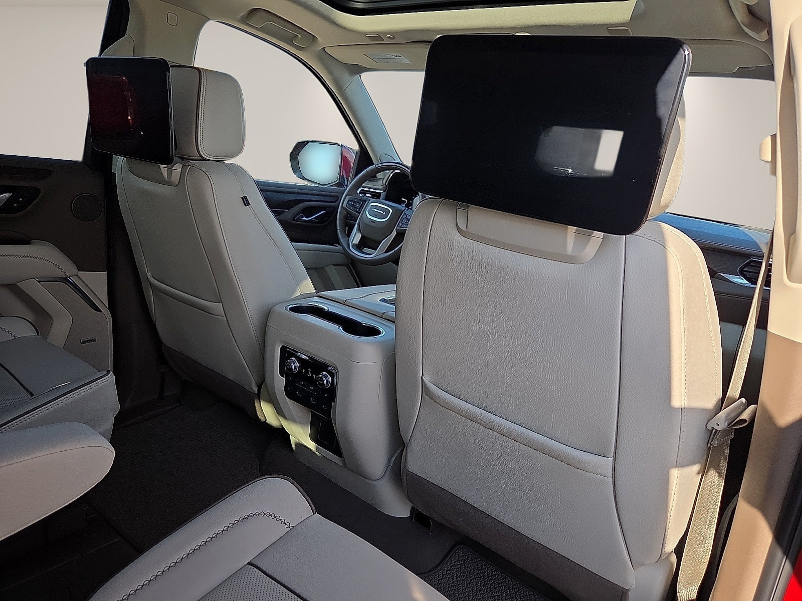 Used 2024 GMC Yukon Denali w/ Denali Reserve Package AWD/4WD image 11