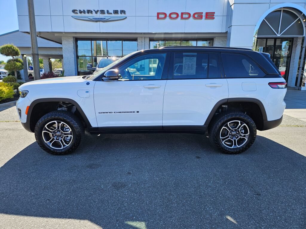 Used 2022 Jeep Grand Cherokee Trailhawk w/ Advanced Protech Group II AWD/4WD image 2