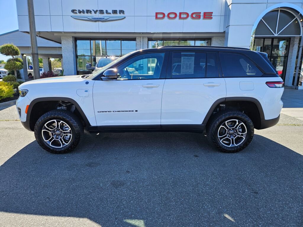 Used 2022 Jeep Grand Cherokee Trailhawk w/ Advanced Protech Group II AWD/4WD image 2