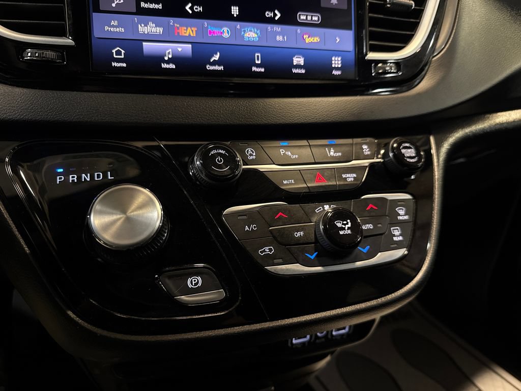 Used 2025 Chrysler Pacifica Select FWD image 21