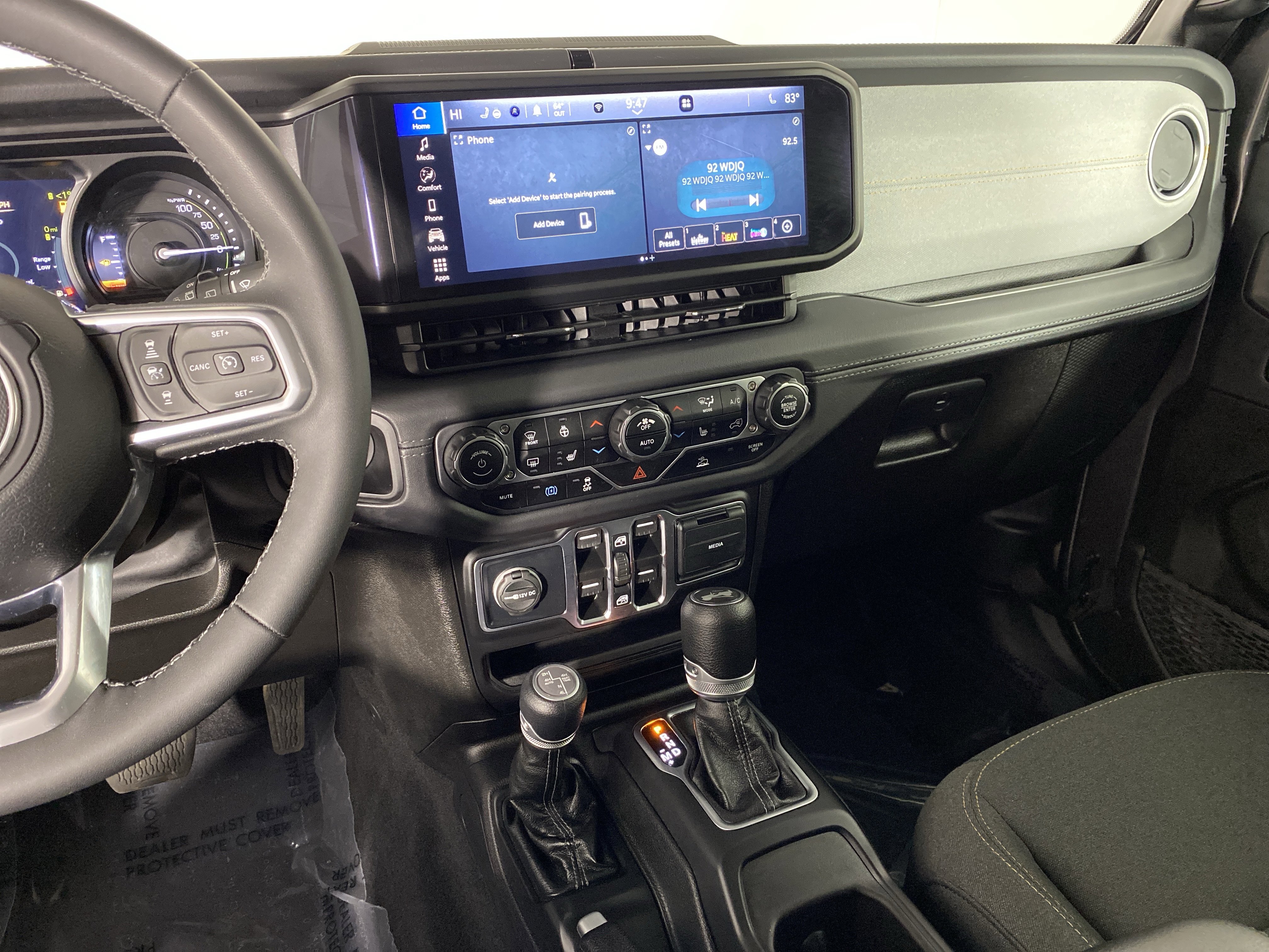 Used 2025 Jeep Wrangler Sahara AWD/4WD image 27