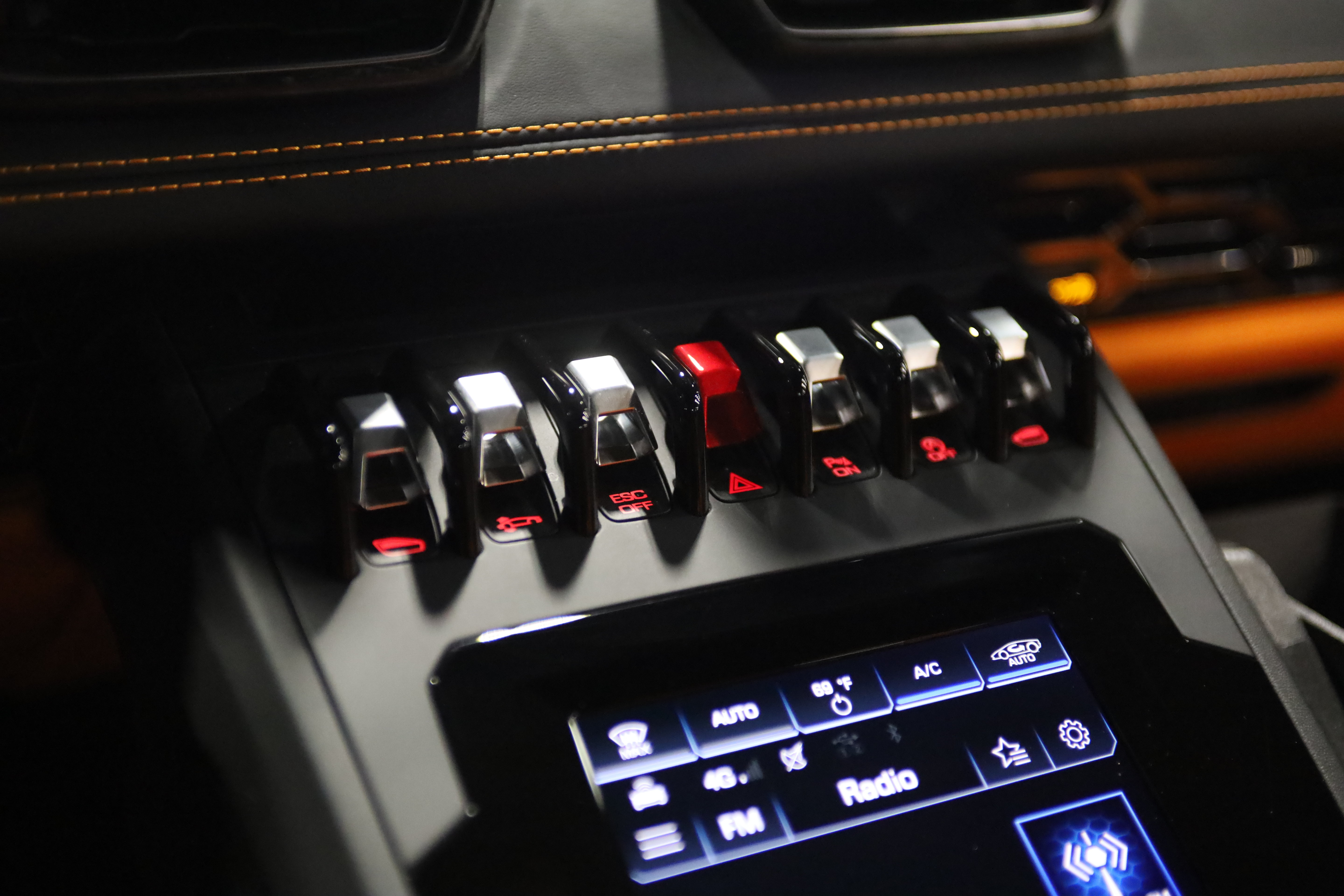 Used 2020 Lamborghini Huracan EVO RWD image 28