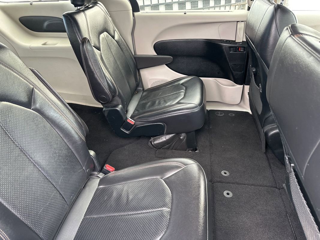 Used 2018 Chrysler Pacifica Touring-L FWD image 29