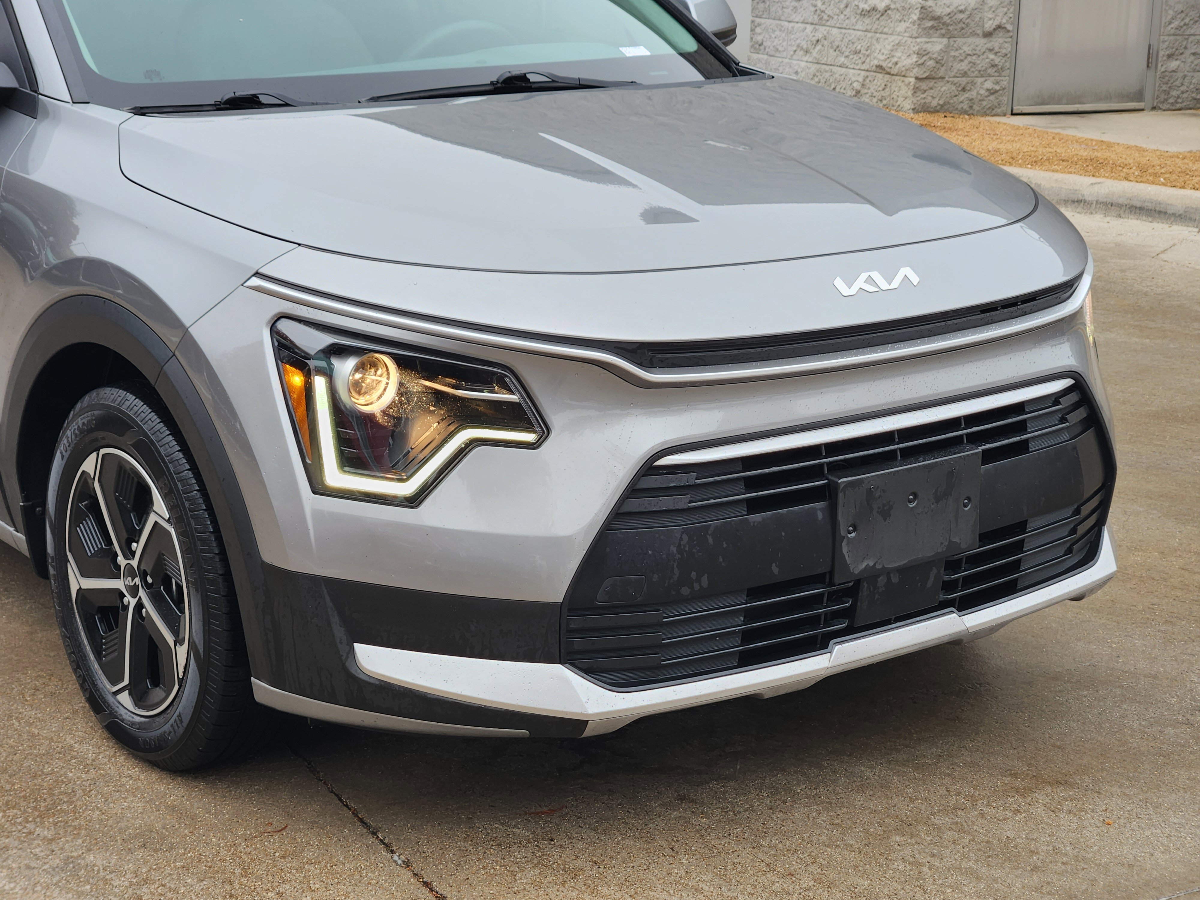 Used 2023 Kia Niro EX image 7