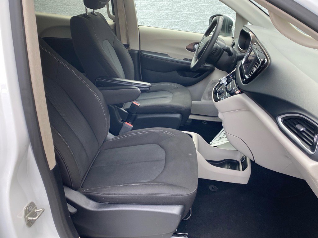 Used 2023 Chrysler Voyager LX image 25
