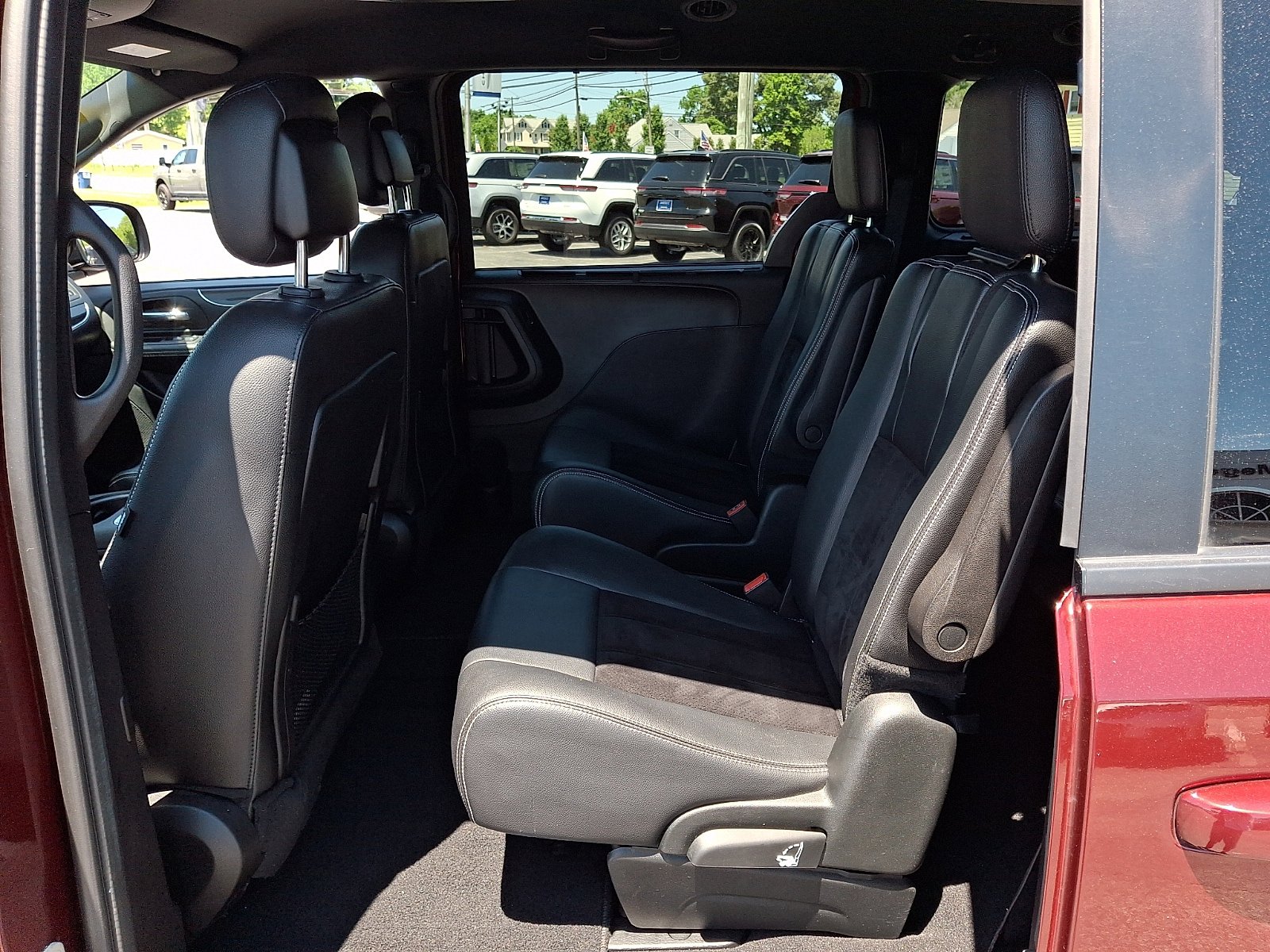 Used 2017 Dodge Grand Caravan SXT w/ Driver Convenience Group FWD image 10