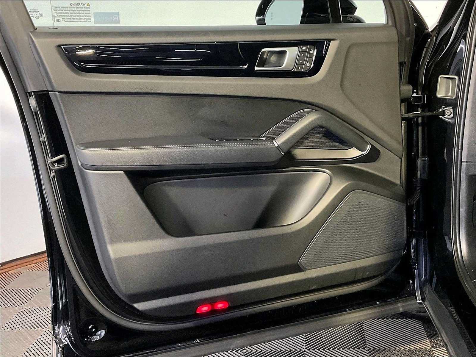 Certified 2023 Porsche Cayenne AWD/4WD image 25