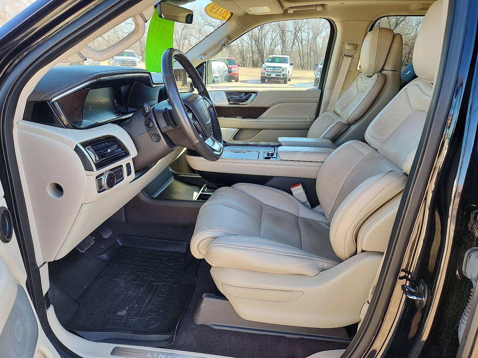 Used 2019 Lincoln Navigator Reserve image 11