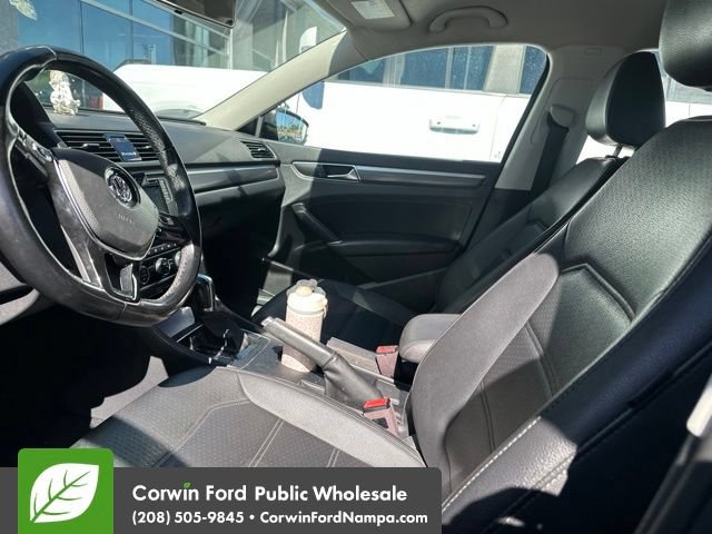 Used 2018 Volkswagen Passat 2.0T R-Line FWD image 9
