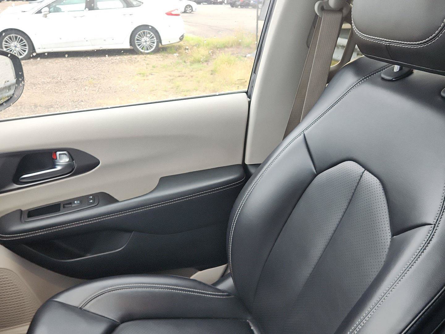 Used 2023 Chrysler Pacifica Touring-L FWD image 15
