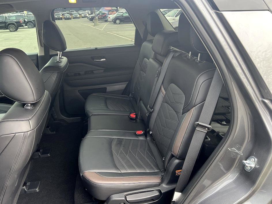 Certified 2024 Nissan Pathfinder Platinum w/ Black Appearance Package image 15