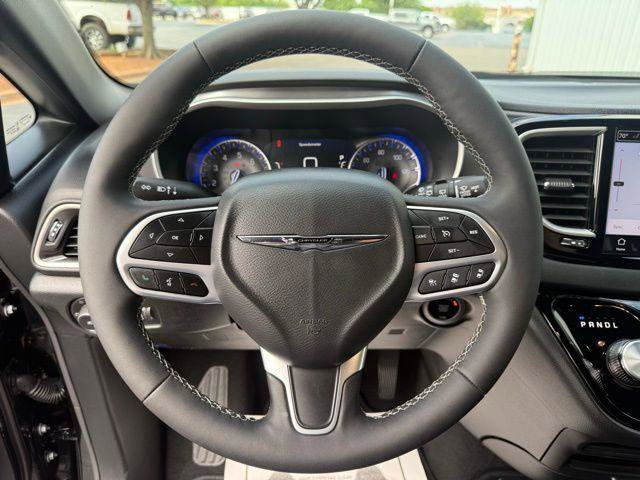 Used 2026 Chrysler Pacifica Select image 8
