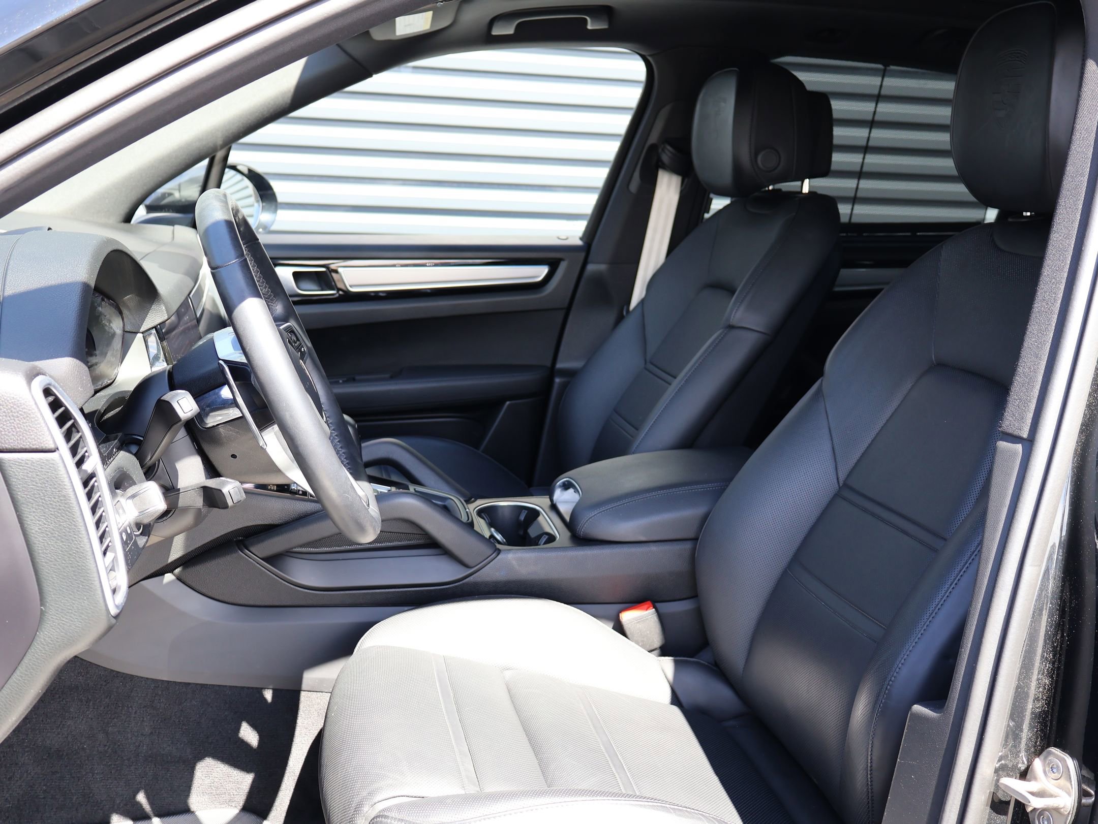 Used 2023 Porsche Cayenne Platinum Edition image 5