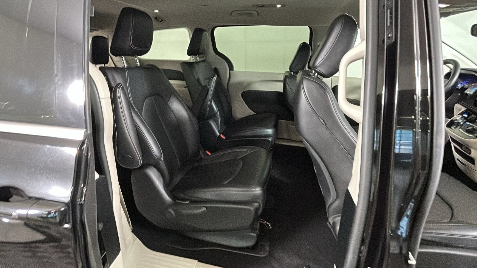 Used 2024 Chrysler Pacifica Limited FWD image 33