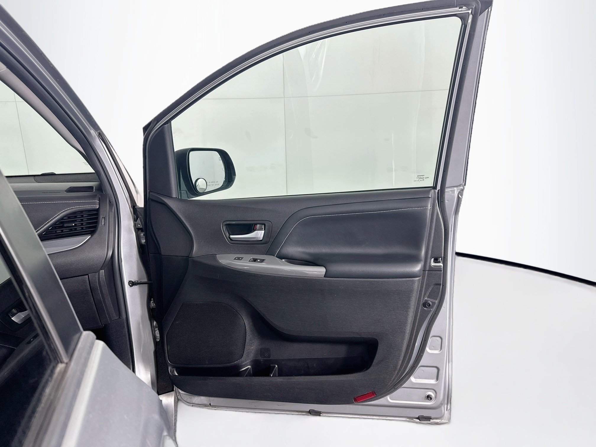 Used 2015 Toyota Sienna SE Premium FWD image 35