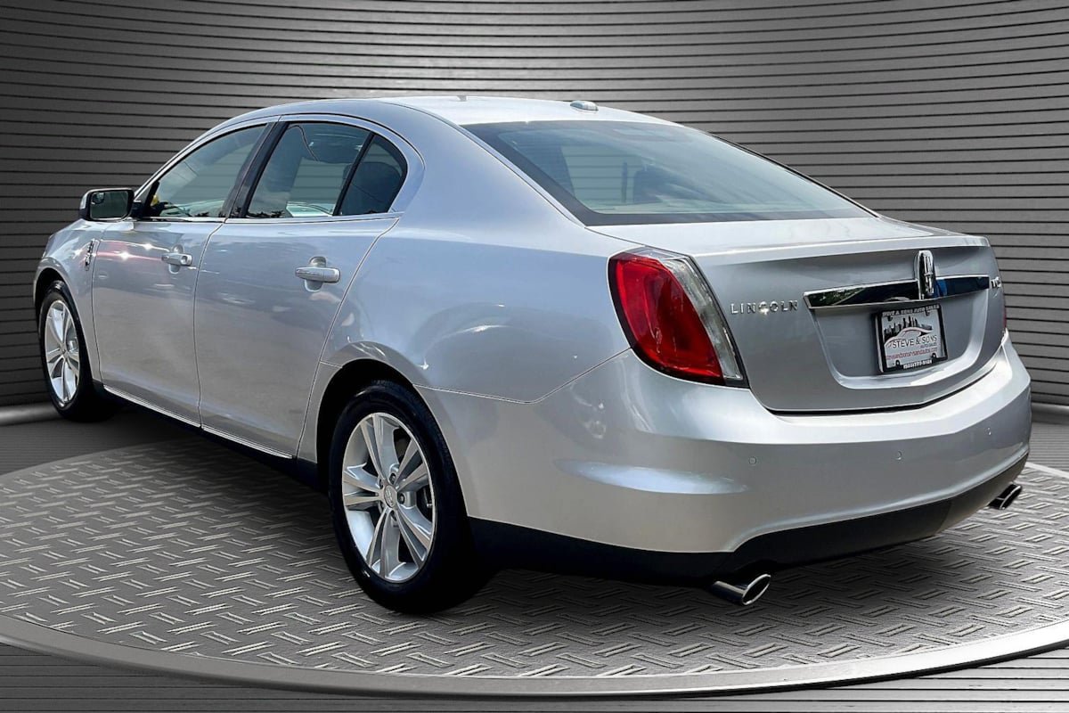 Used 2010 Lincoln MKS FWD image 4
