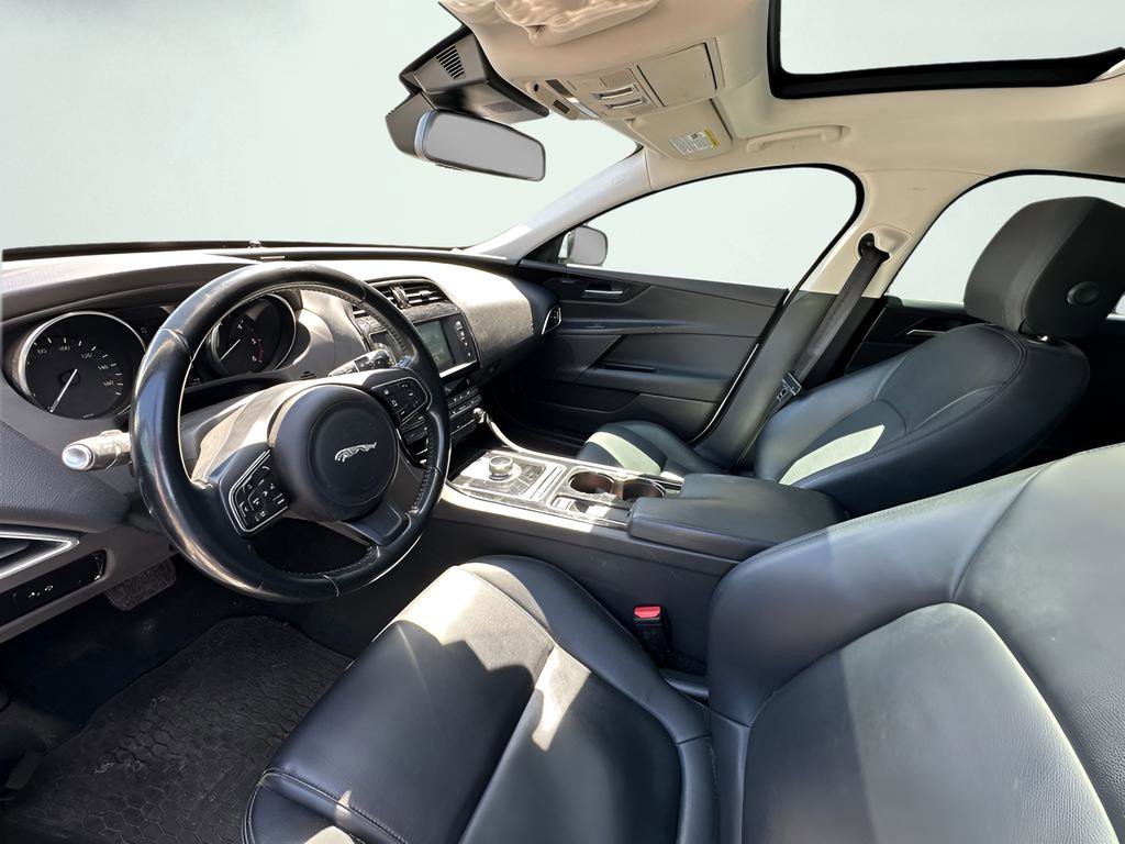 Used 2017 Jaguar XE Premium image 2